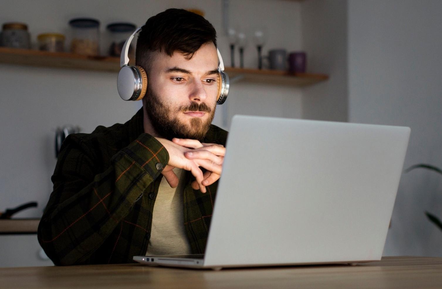 Pessoa a planear finanças pessoais com documentos e calculadora